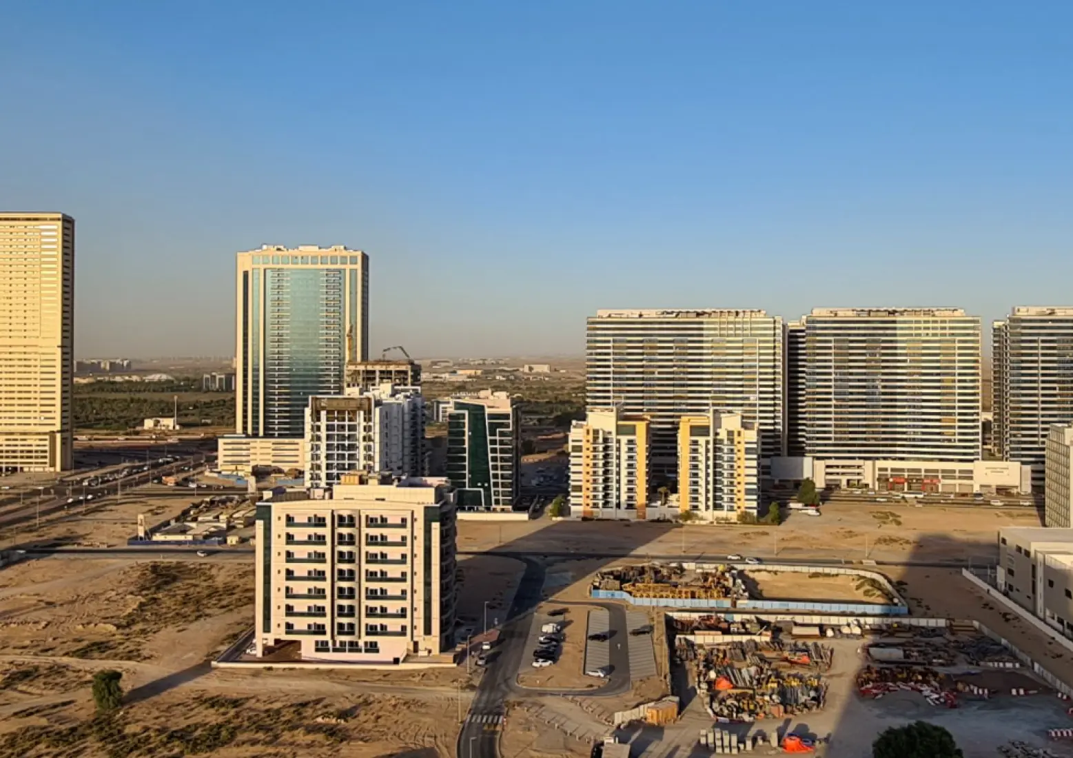 Недвижимость в районе Dubai Land Residence Complex
